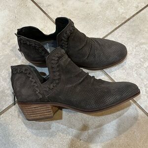 New! Vince Camuto Palmina Perforated Suede Ankle Boots 9 Booties